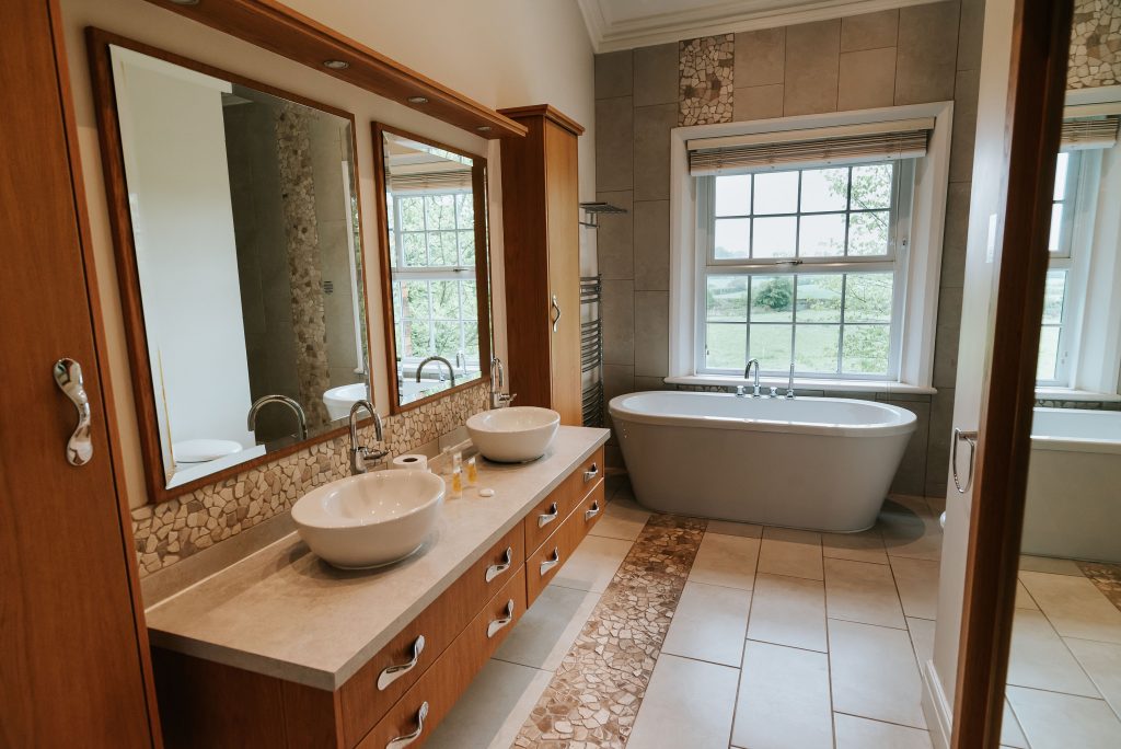 En-suite bath & shower room